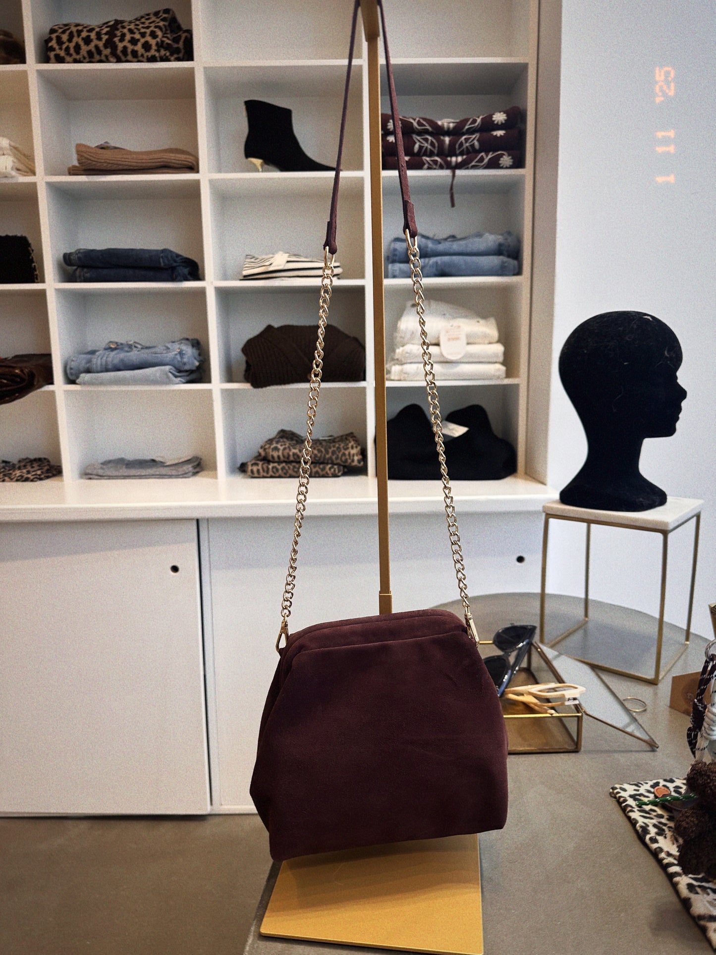 Josh, la pochette en daim.