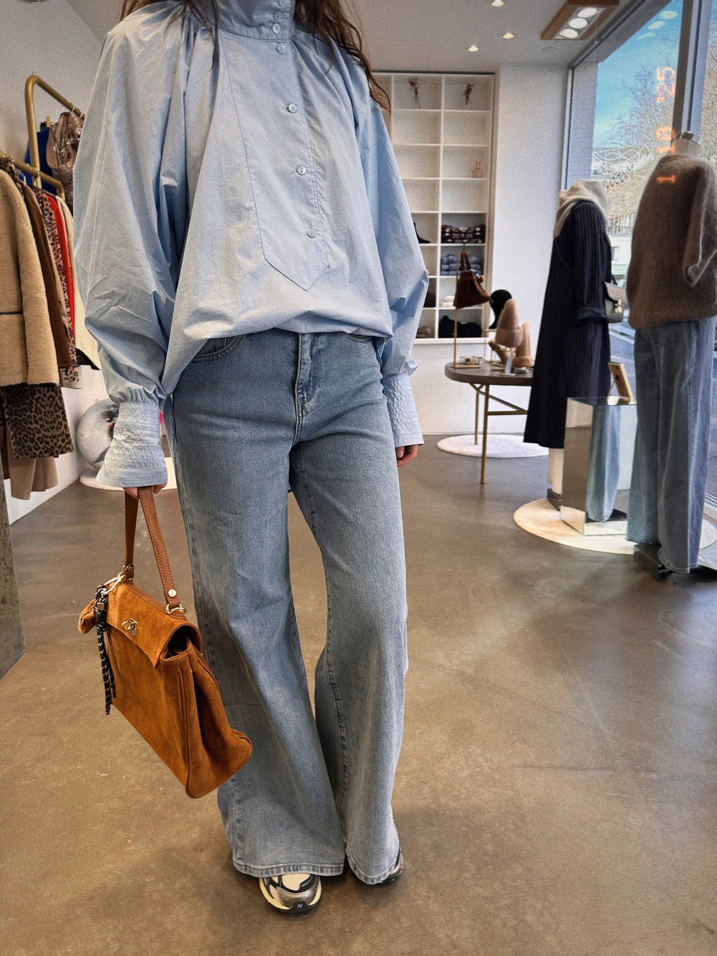 Emy, le jean large