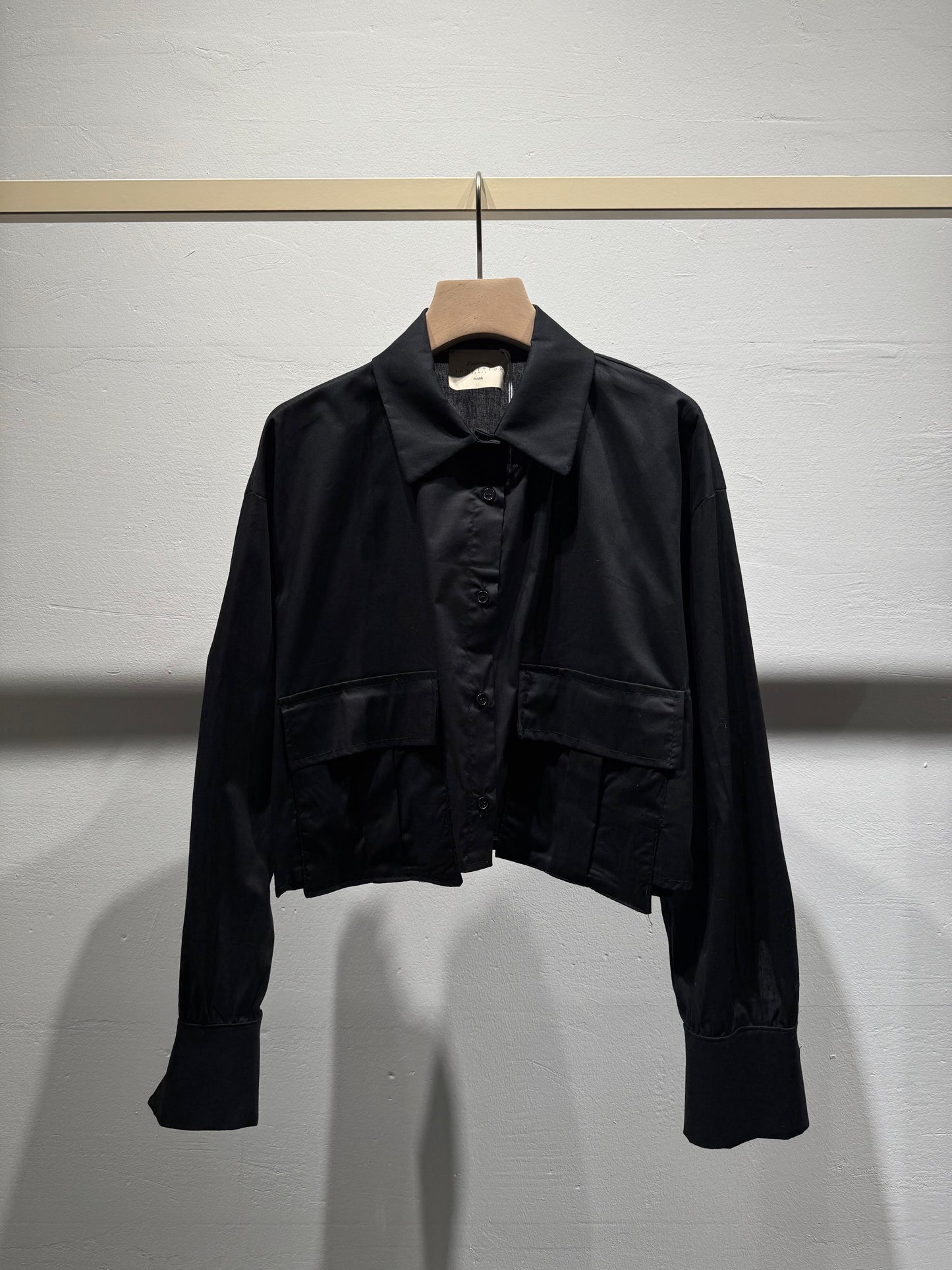 Izabel, la chemise courte.