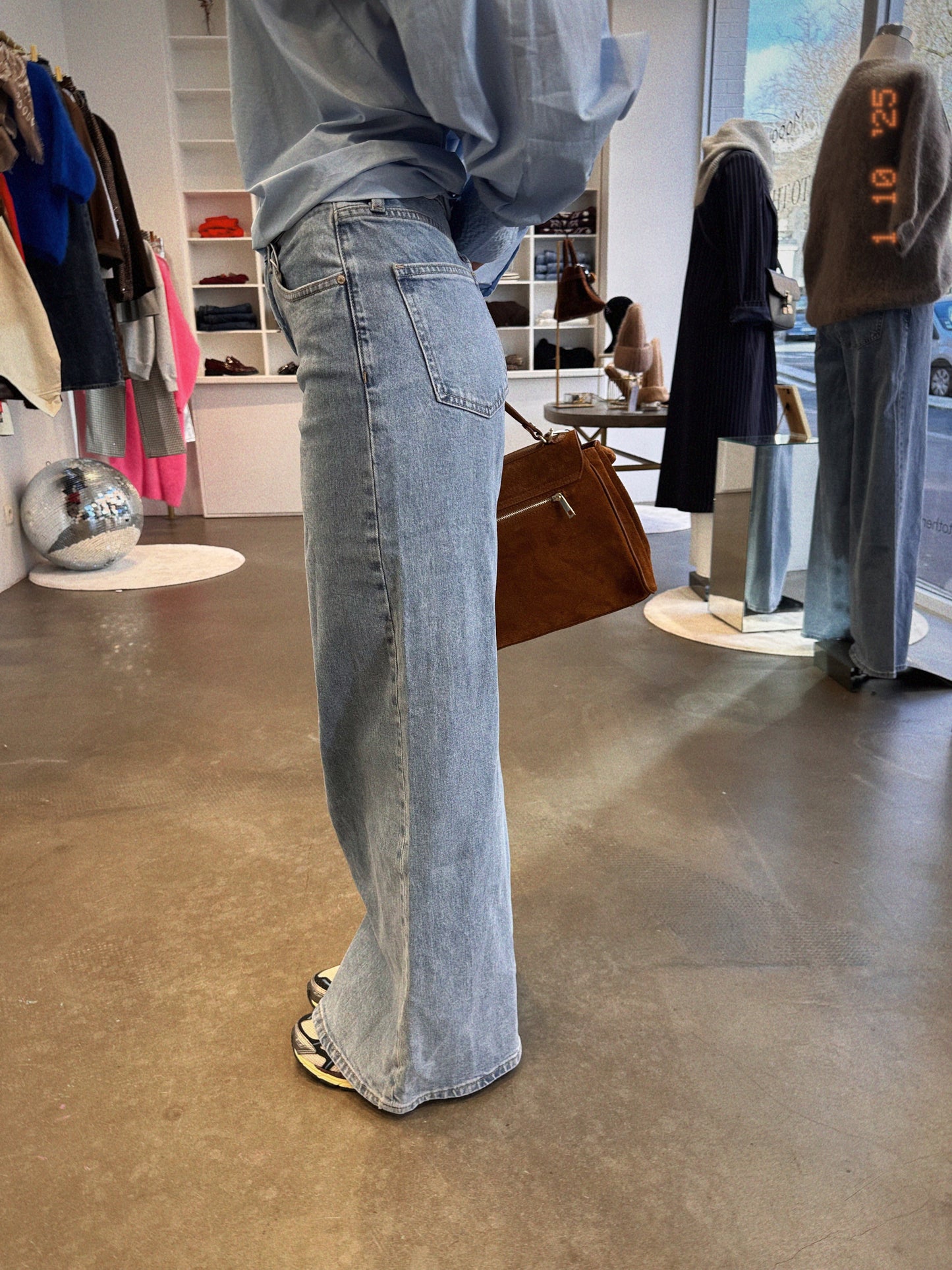 Emy, le jean large