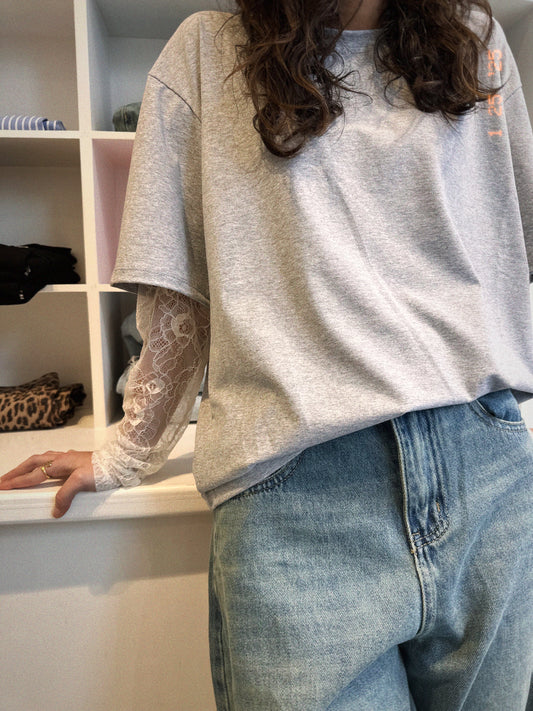 Ley, le top aux manches en dentelle.