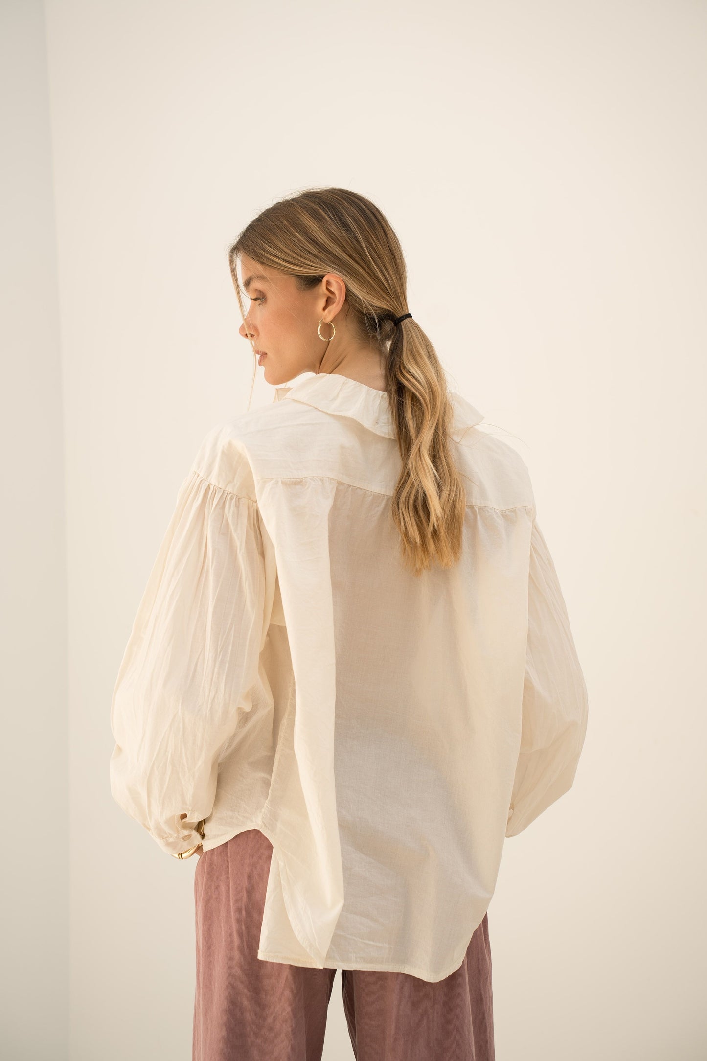 Chiara, la blouse à volants.