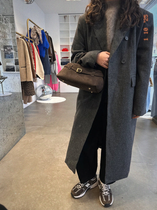 May, le manteau long