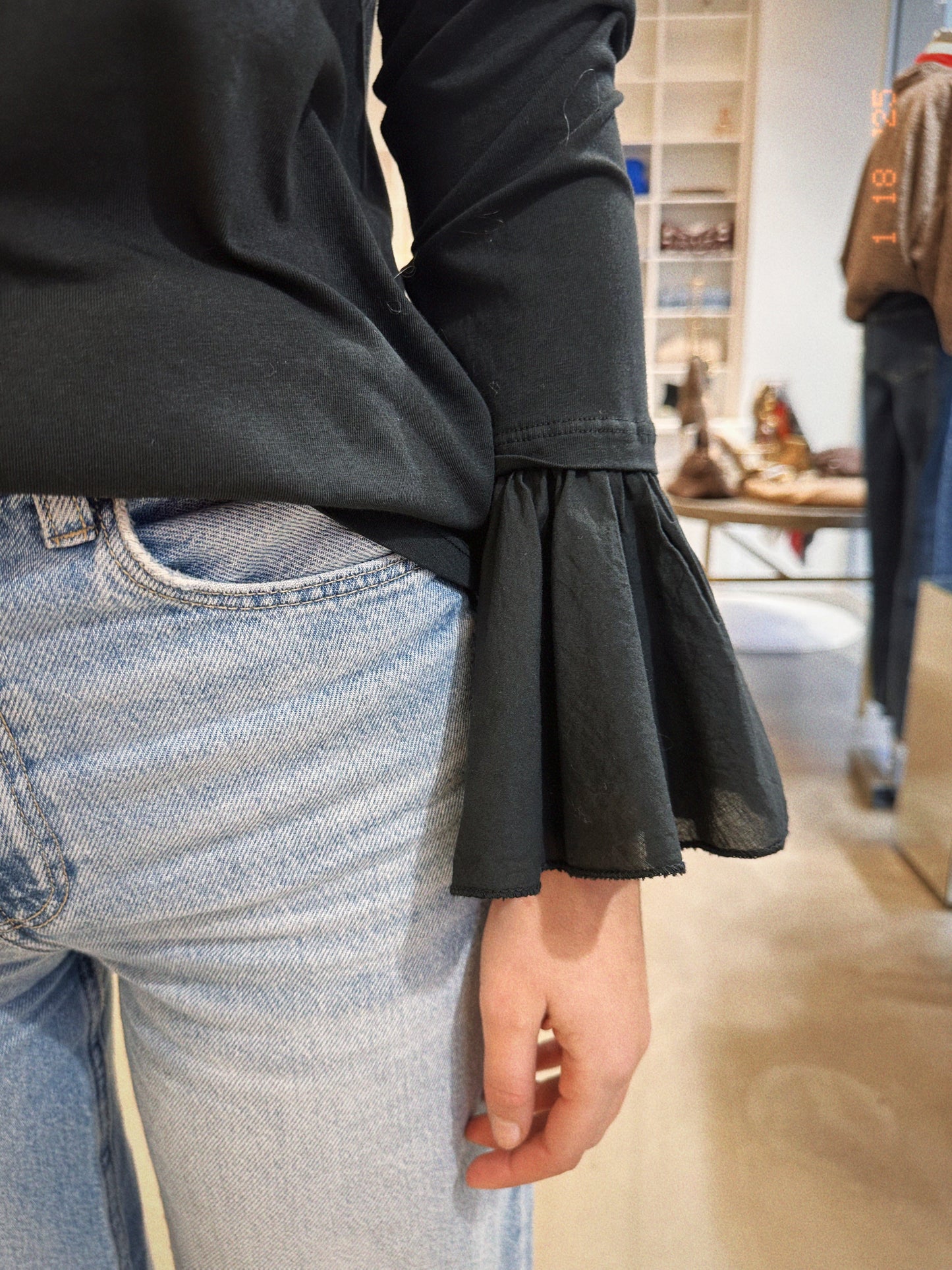 Camila, le top aux manches bouffantes