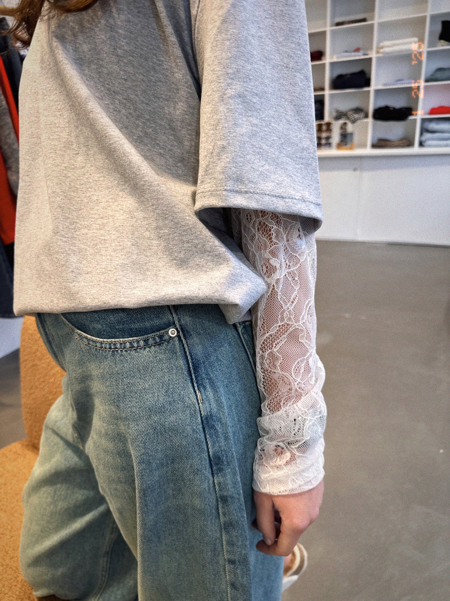 Ley, le top aux manches en dentelle.