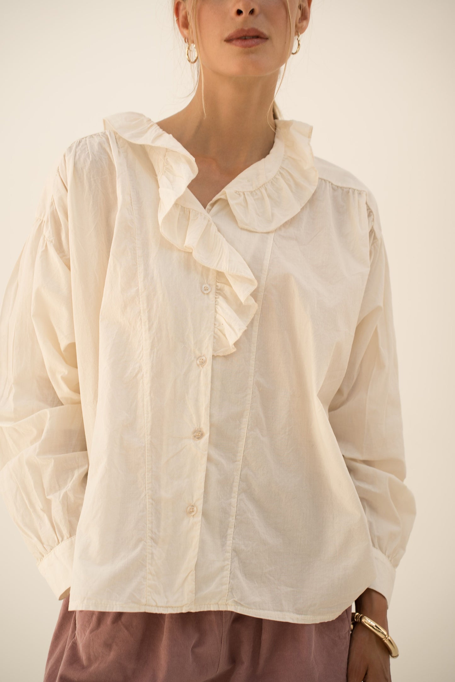 Chiara, la blouse à volants.