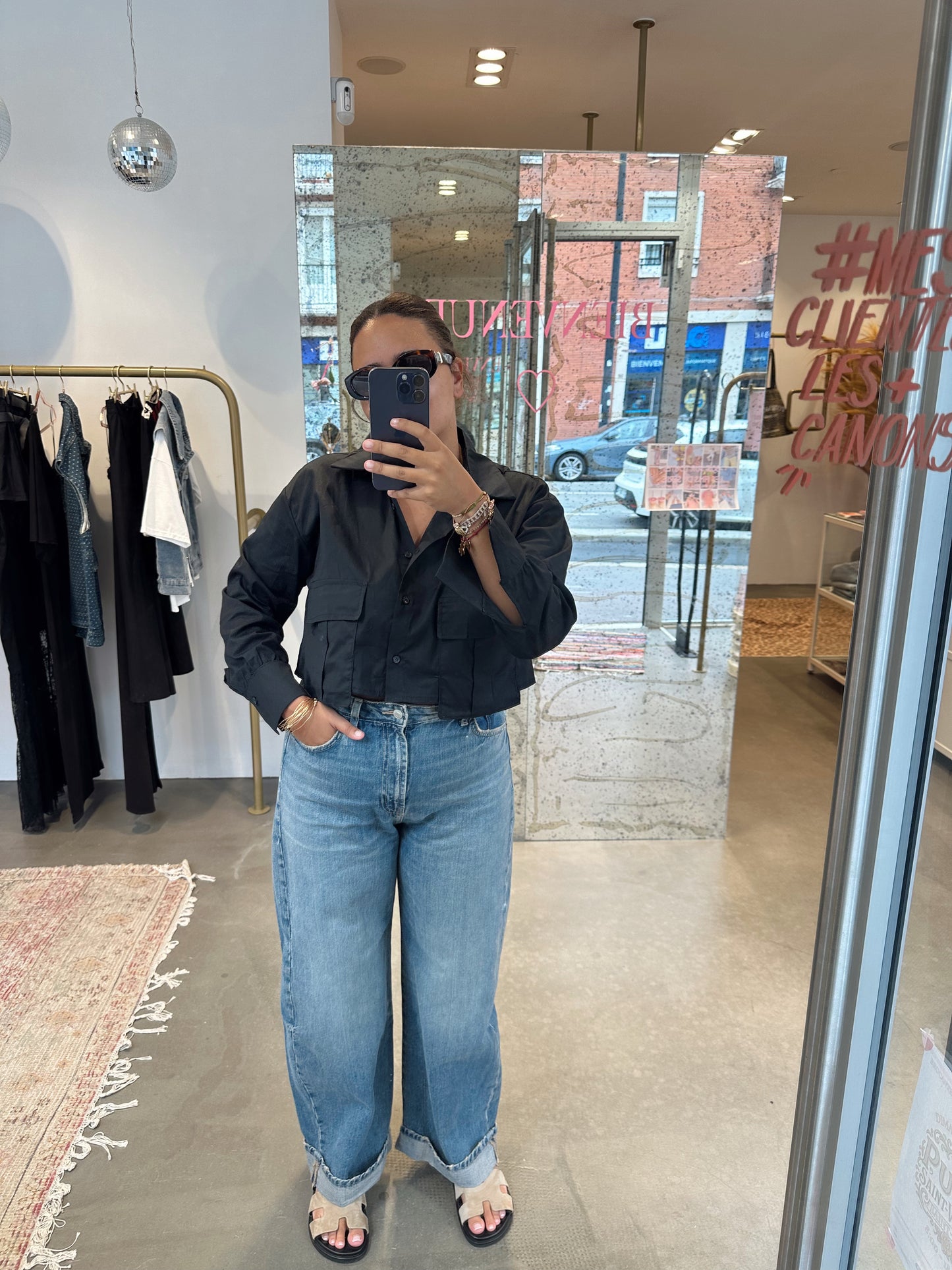 Izabel, la chemise courte.