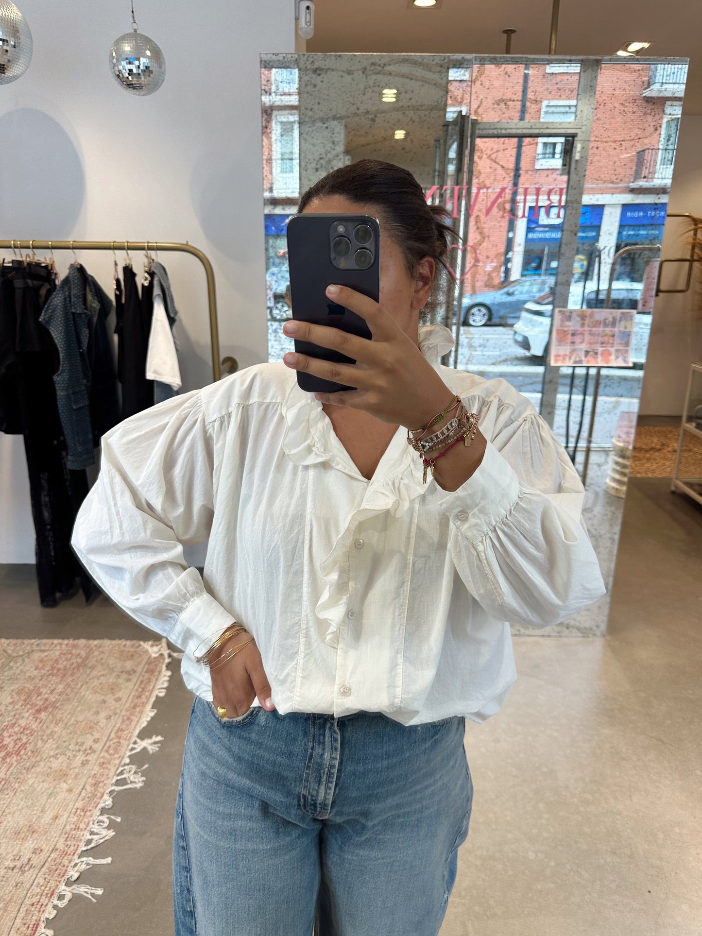 Chiara, la blouse à volants.