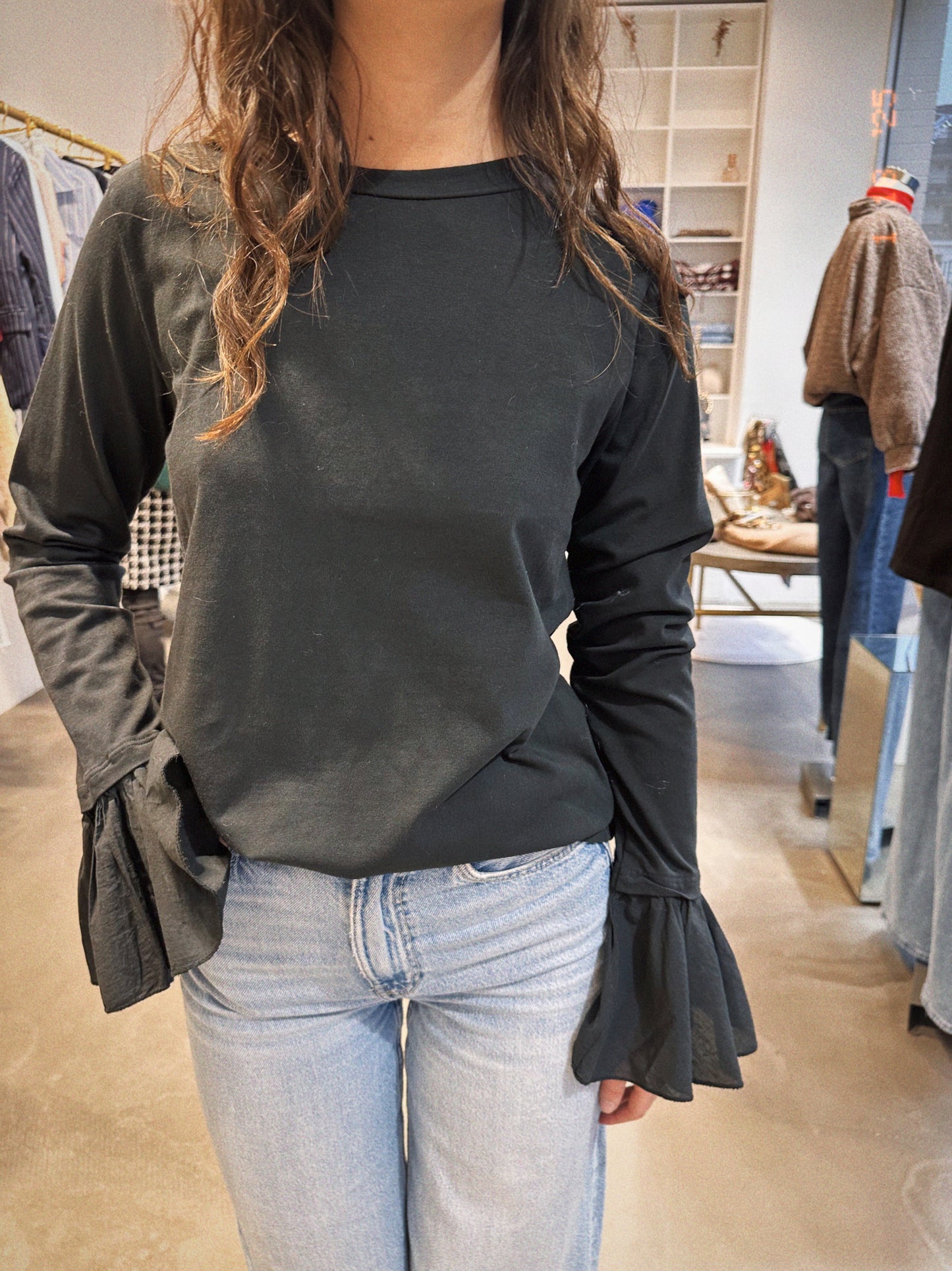 Camila, le top aux manches bouffantes