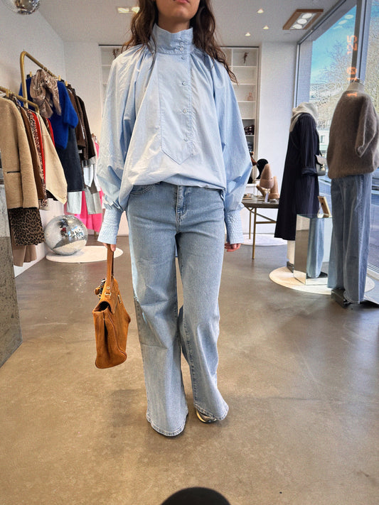 Emy, le jean large