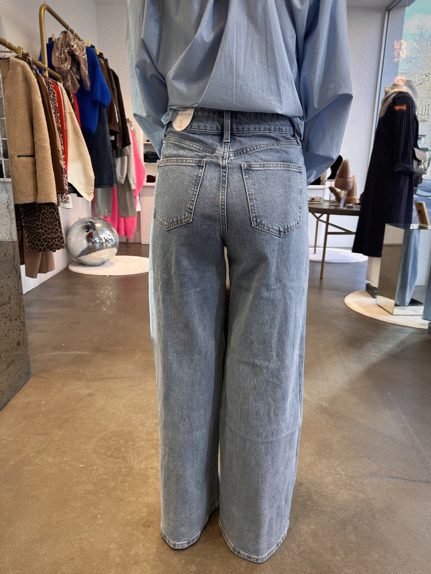 Emy, le jean large