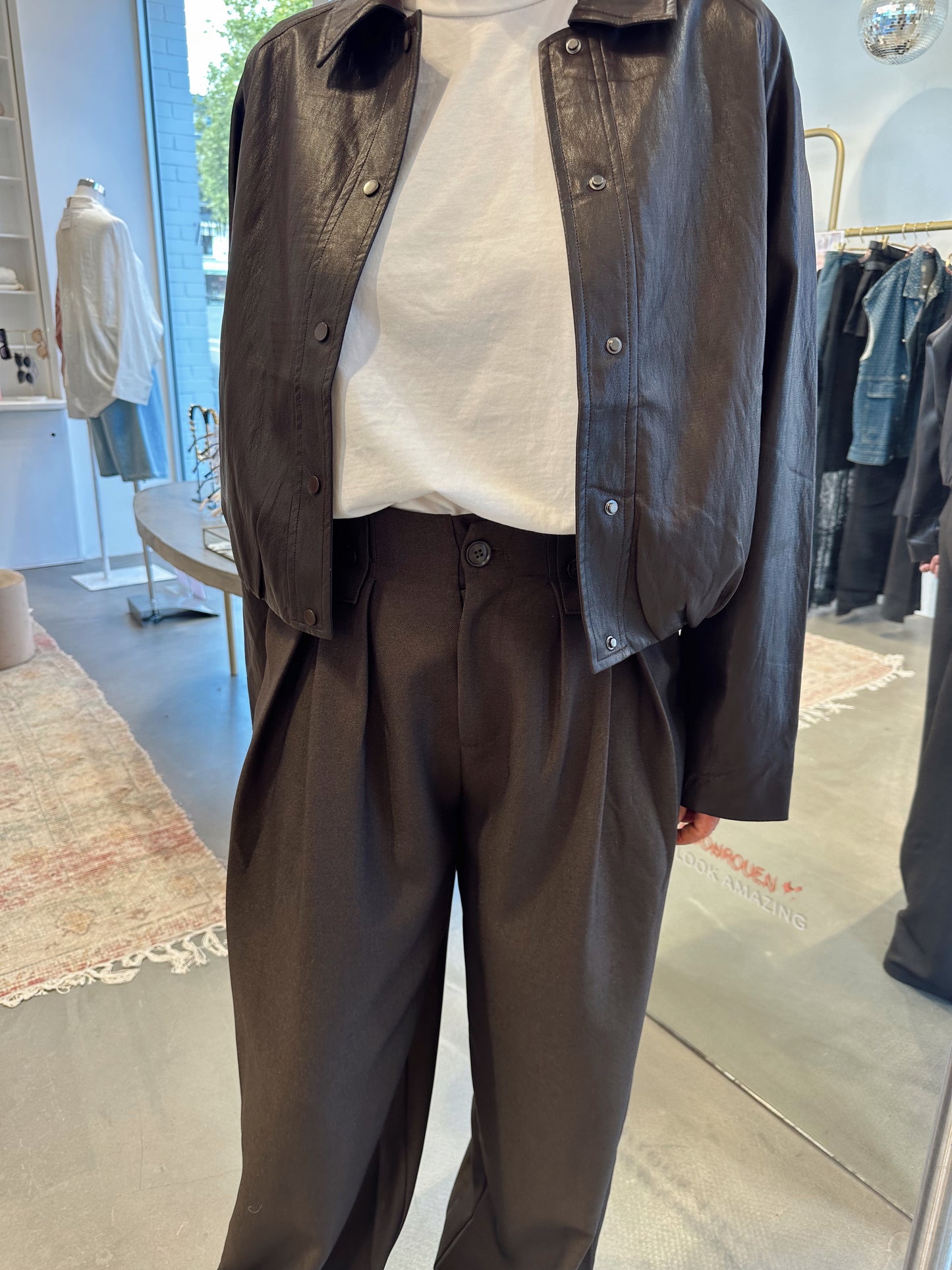 Ash, le pantalon taille élastique.