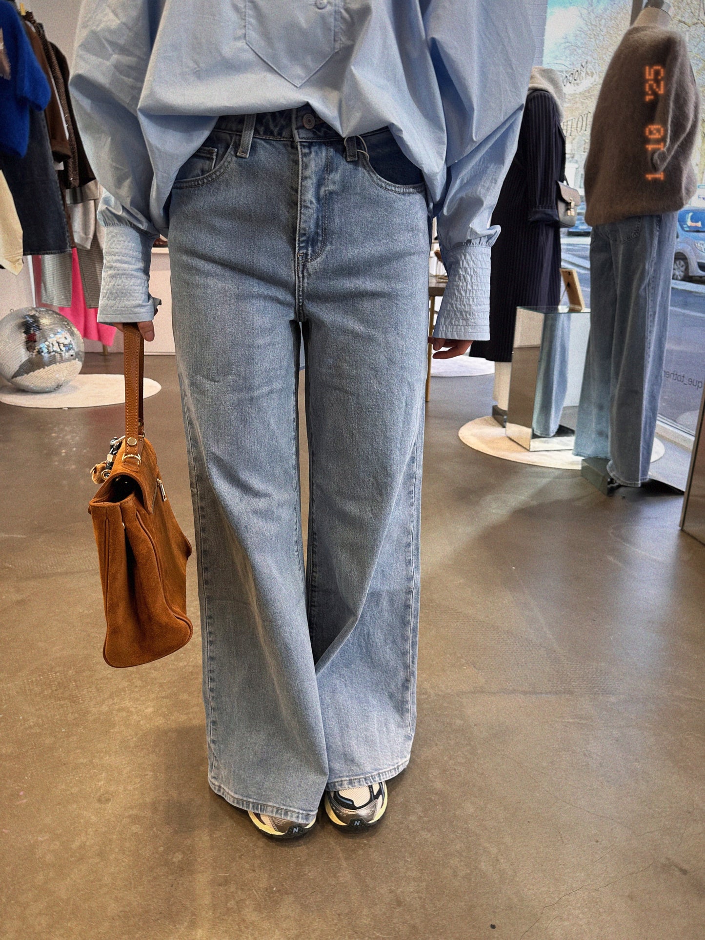 Emy, le jean large