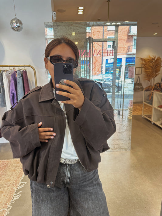 Karl, le blouson chocolat.