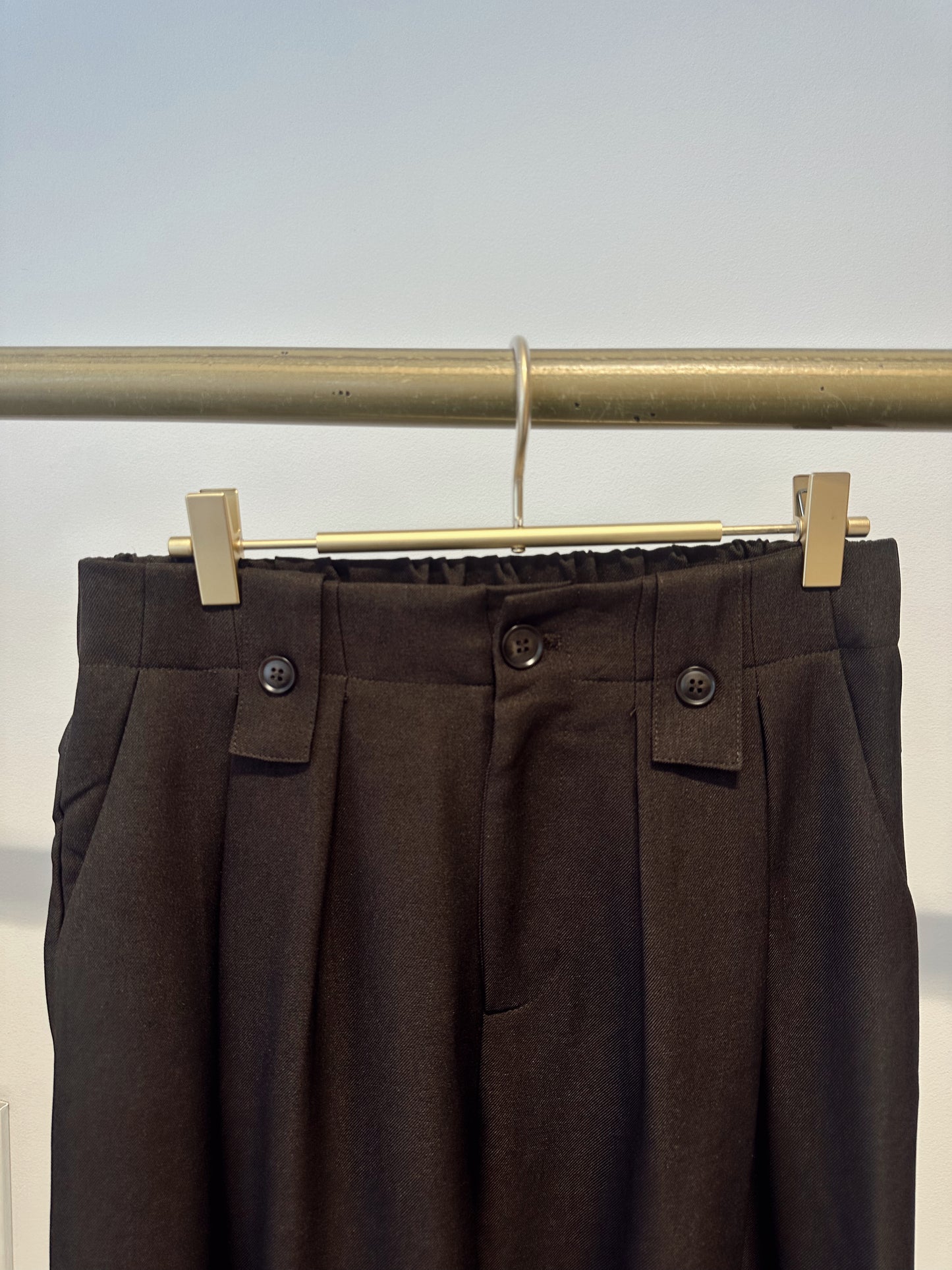 Ash, le pantalon taille élastique.